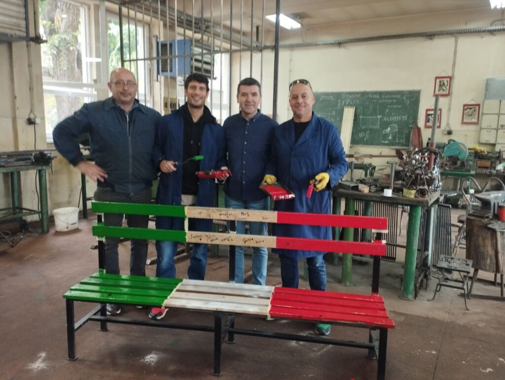 Klupa sa bojama italijanske zastave